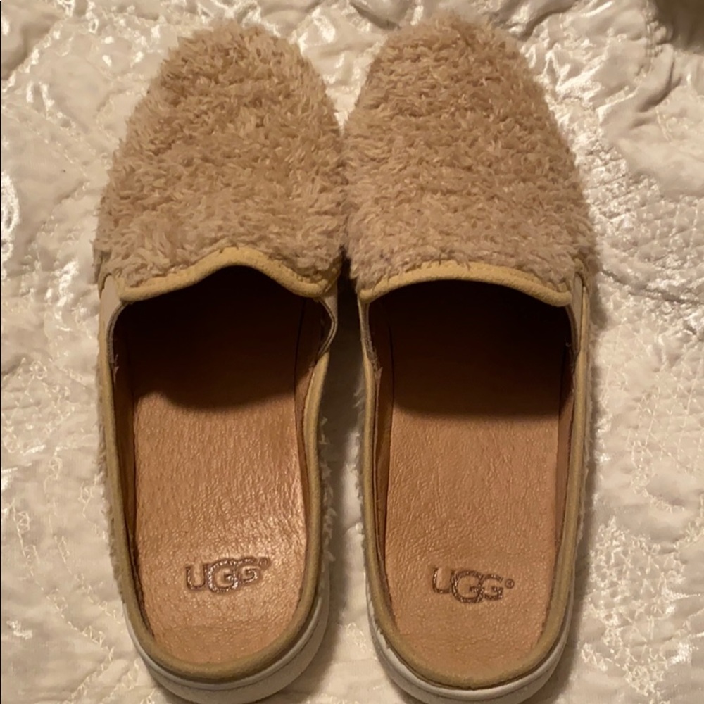 Uggs fluffy slip ons women’s size 7 - Picture 2 of 3